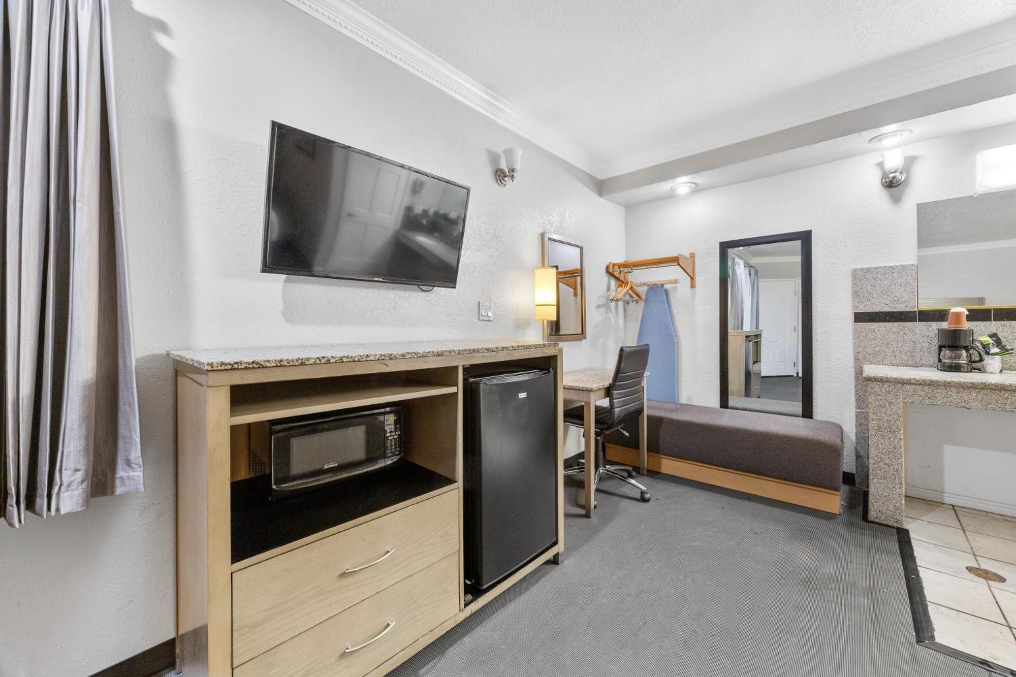 Americas Best Value Inn - Милпитас Экстерьер фото